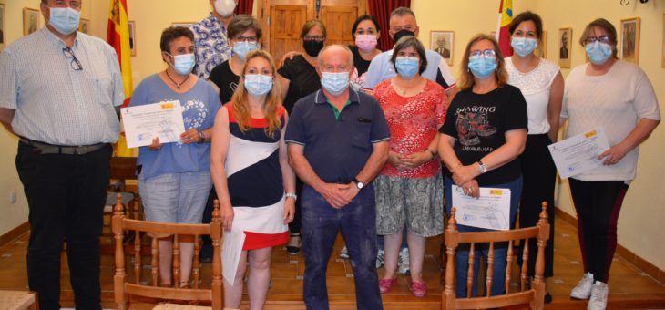 Entrega  de diplomas a las alumnas del taller de empleo en el Ayuntamiento de Valenzuela de Calatrava.